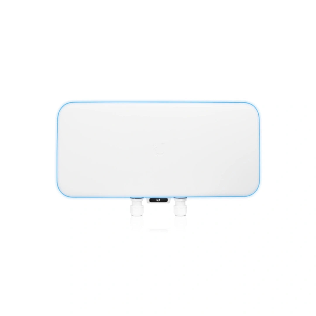 Frente del access point WiFi 5 Ubiquiti con logotipo grabado y puertos