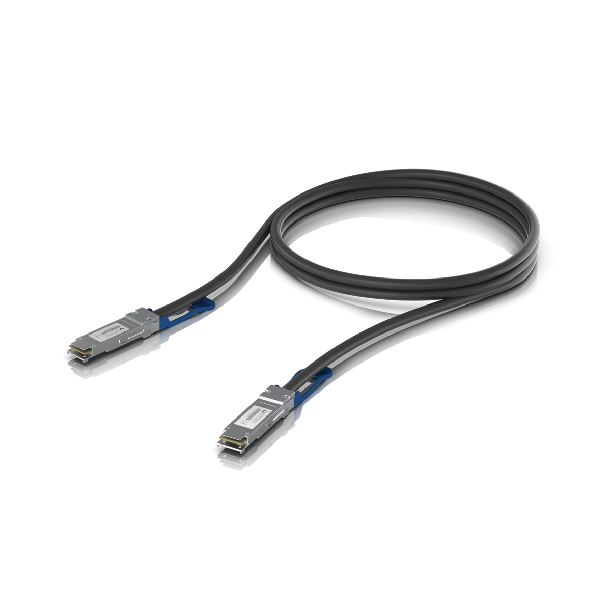 Cable DAC negro enrollado con conectores QSFP28 y pestillos azules sobre fondo blanco