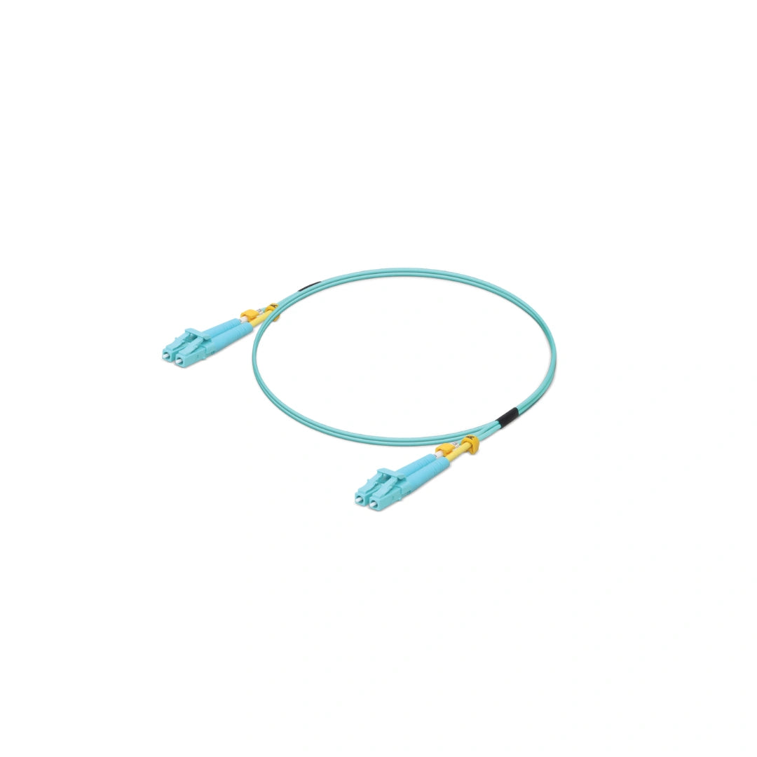 Vista cenital de cable duplex OM3 azul con dos conectores LC, clips amarillos y botas negras de protección