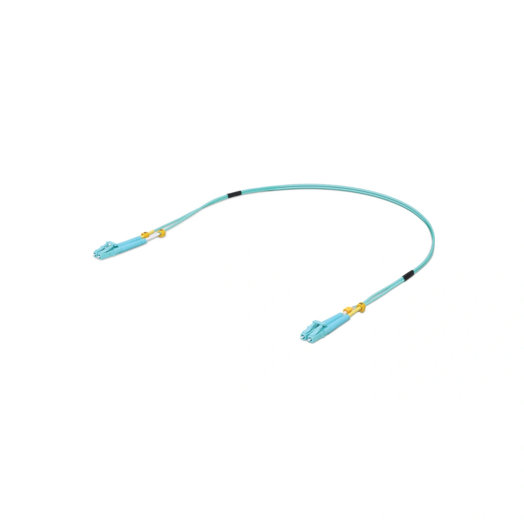 Cable UniFi flexionado mostrando conectores LC con marcas negras y acentos amarillos sobre superficie blanca