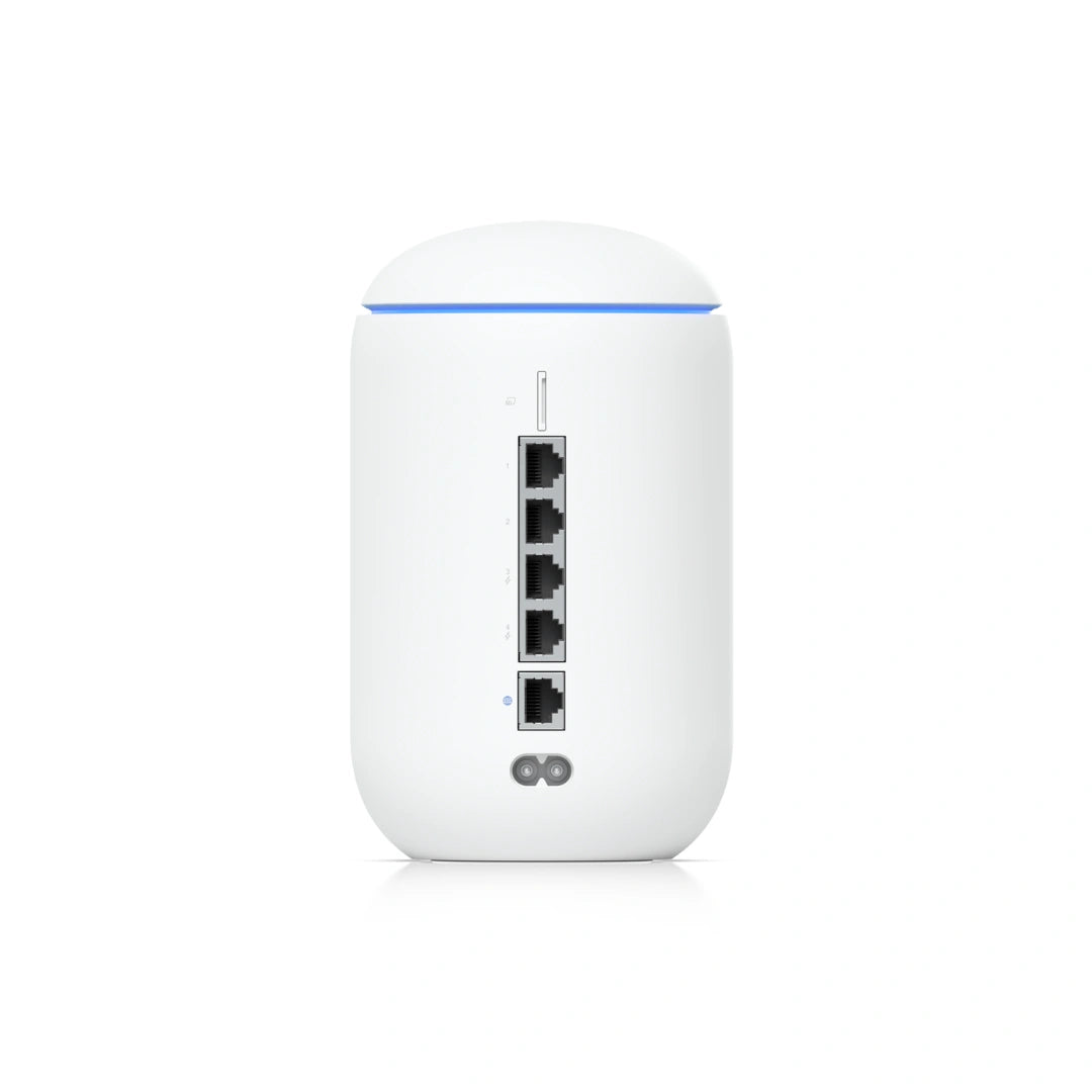 Vista directa trasera con cuatro puertos Gigabit, un puerto WAN dedicado y conector de alimentación dual.