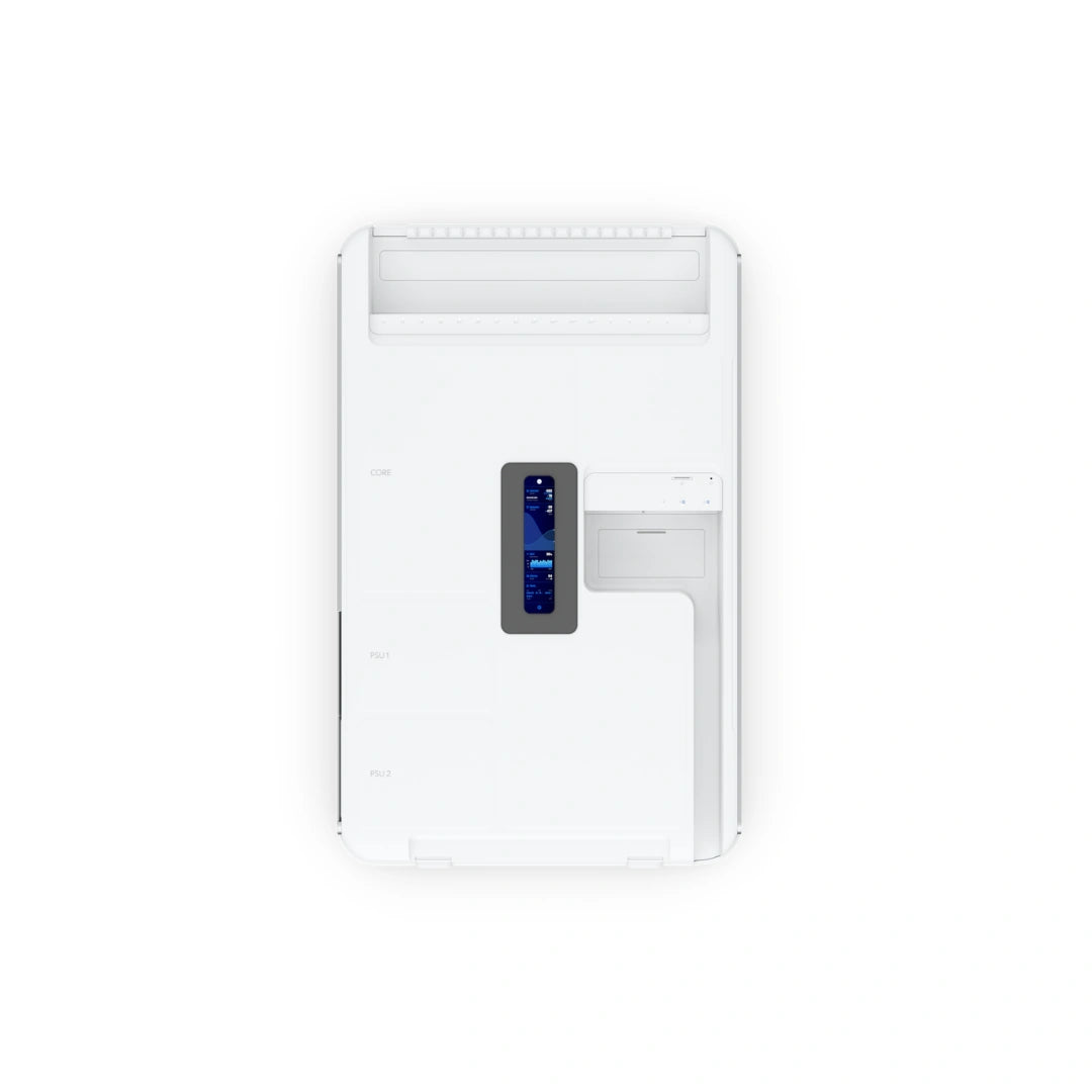 Interior del chasis blanco con ranuras de ventilación superiores y etiquetas CORE y PSU impresas