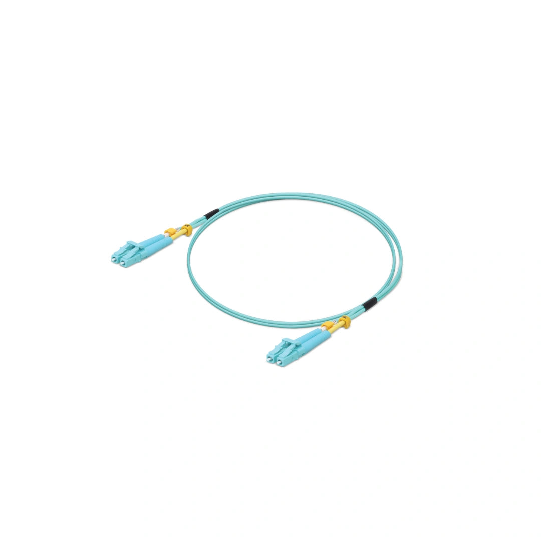 Jumper de fibra multimodo azul claro con conectores LC-LC y detalles amarillos en vista frontal limpia