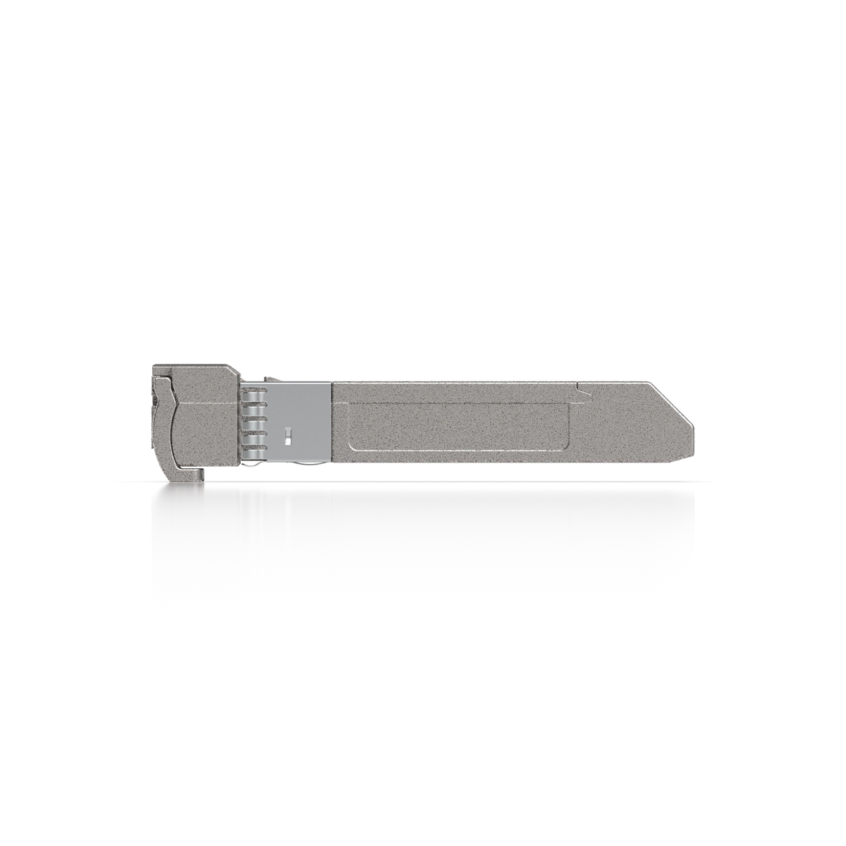 Módulo transceptor SFP+ plateado con acabado mate y bisagra de cierre lateral sobre fondo blanco