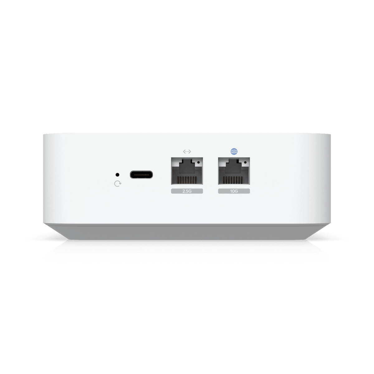 Primer plano del panel I/O trasero con puerto USB-C, Ethernet 2.5G y WAN 10G en el dispositivo de red empresarial