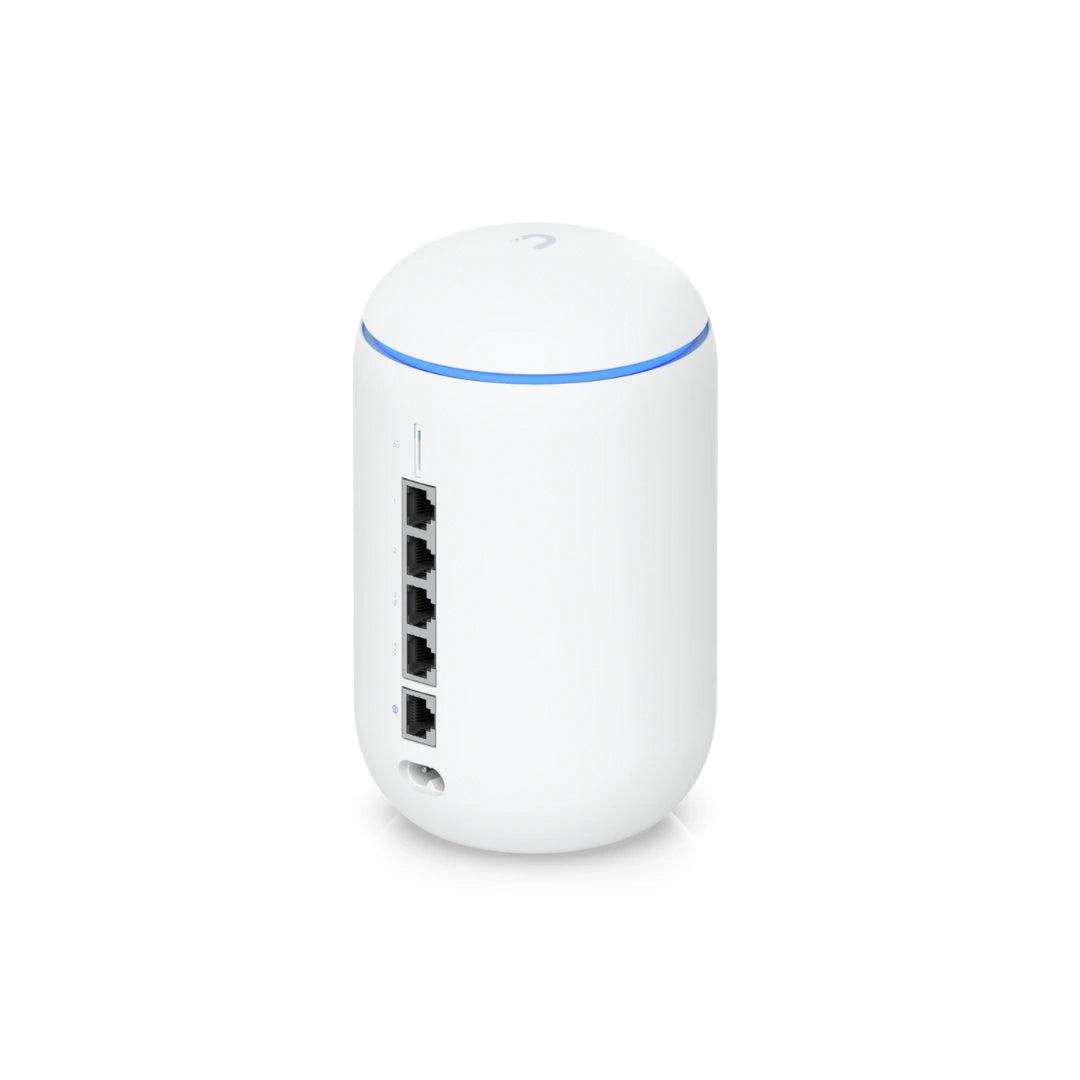 Perspectiva trasera del dispositivo con cinco puertos Ethernet verticales y franja de luz azul separadora.