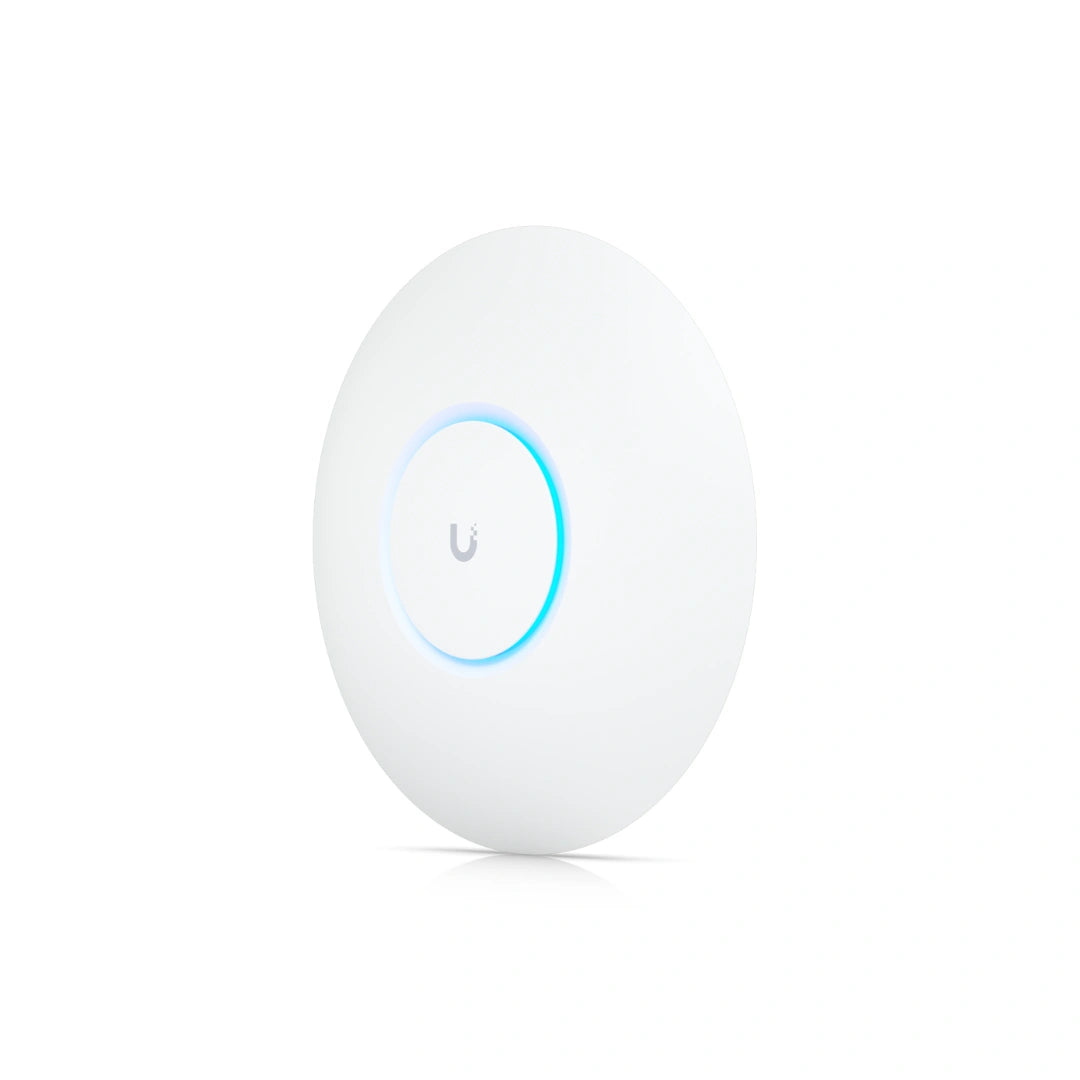 Ángulo de tres cuartos del access point ubiquiti wifi 6 interior con fondo blanco limpio y logo activo