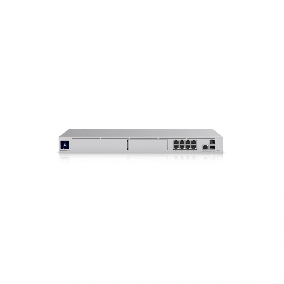 Ángulo tres cuartos del firewall mostrando conectores y textura metálica gris
