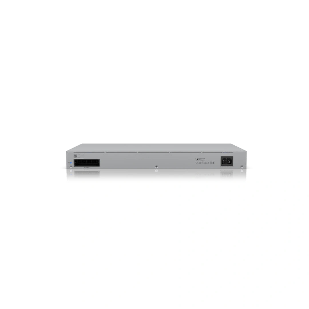 Parte trasera del switch de red mostrando ventilación, logotipo Ubiquiti y conectores de alimentación sobre fondo blanco