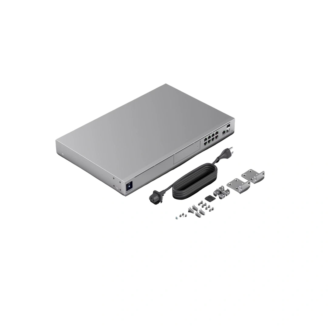 Vista isométrica del firewall todo en uno junto a cable de alimentación negro y soportes de rack metálicos