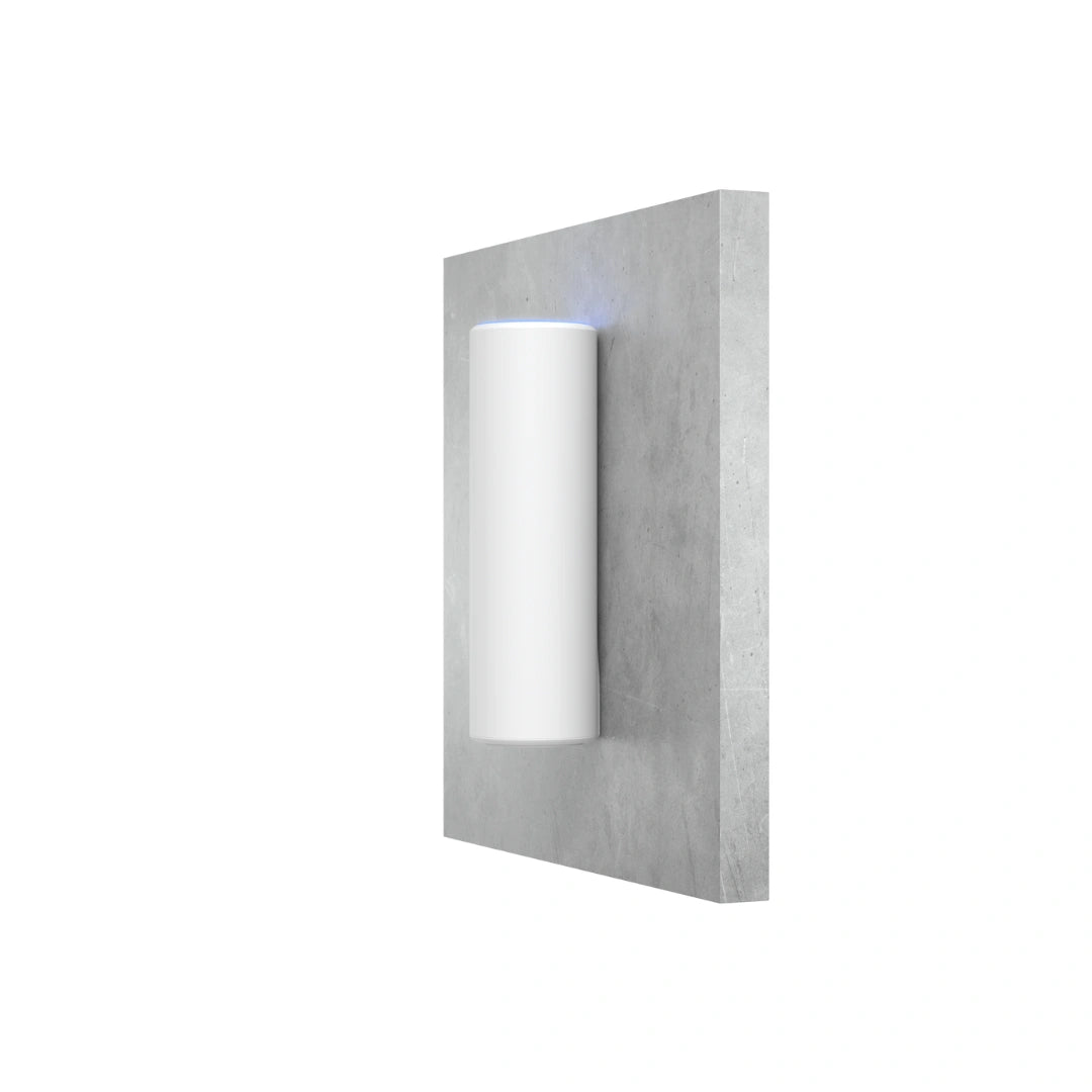 Punto de acceso WiFi exterior blanco montado en pared gris con anillo LED azul iluminado
