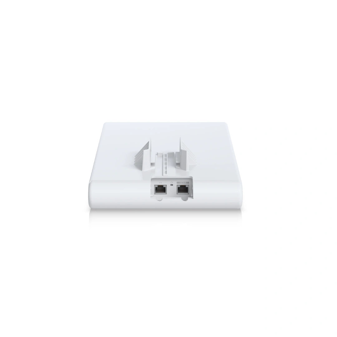 Vista trasera del punto de acceso wifi exterior ubiquiti blanco con dos puertos Ethernet RJ45 y soporte central