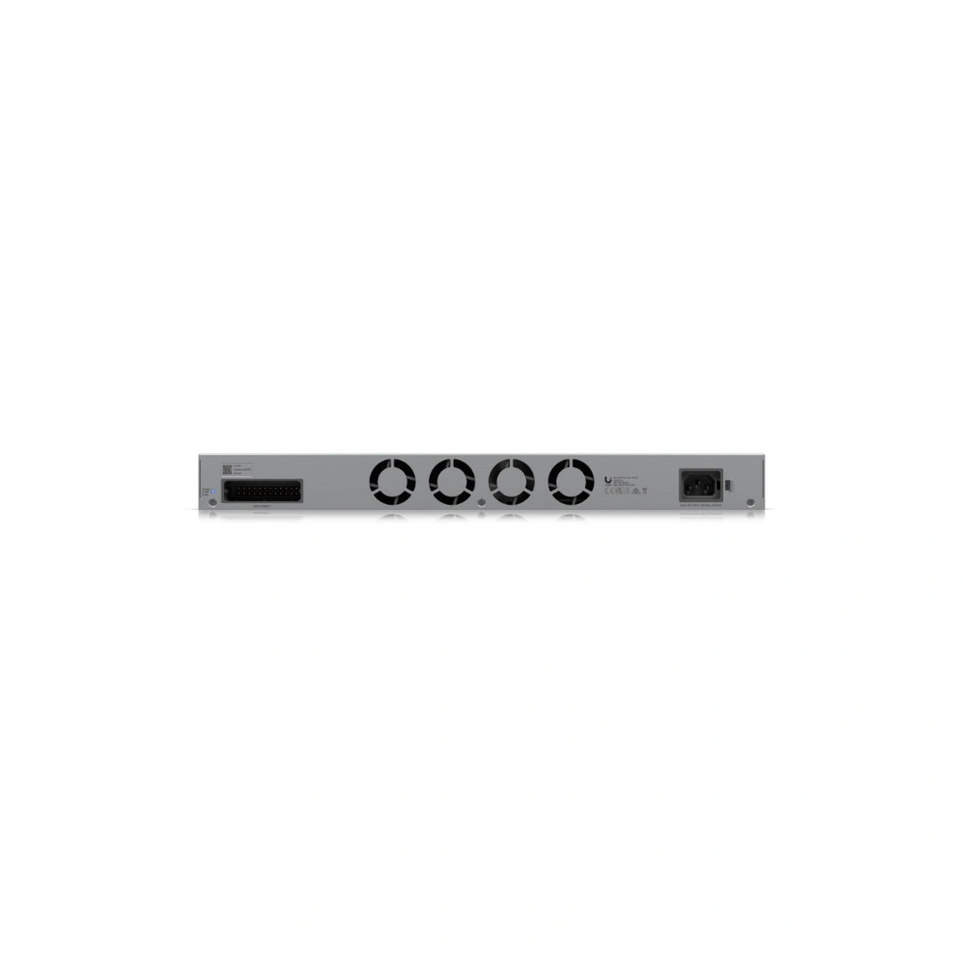 Vista trasera del switch UniFi plateado con rejillas de ventilación, conector de alimentación multi-pin y entrada IEC C19