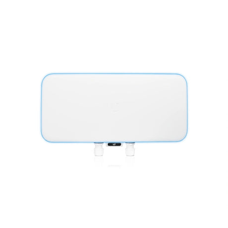 Frente del access point WiFi 5 Ubiquiti con logotipo grabado y puertos