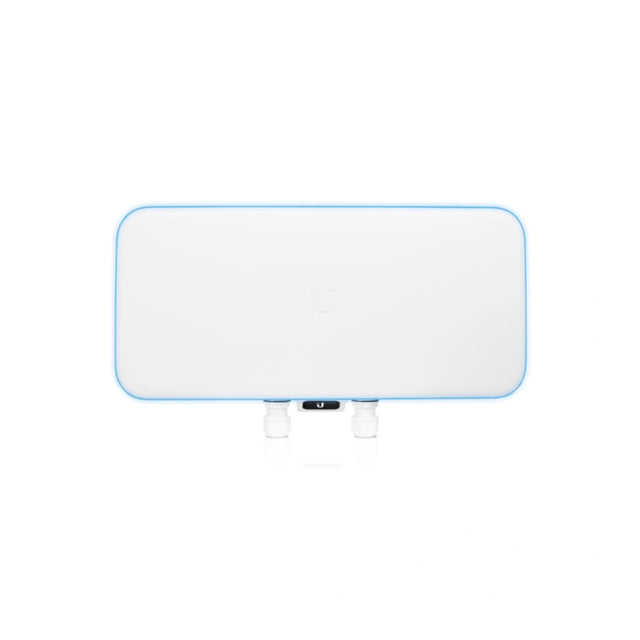 Frente del access point WiFi 5 Ubiquiti con logotipo grabado y puertos