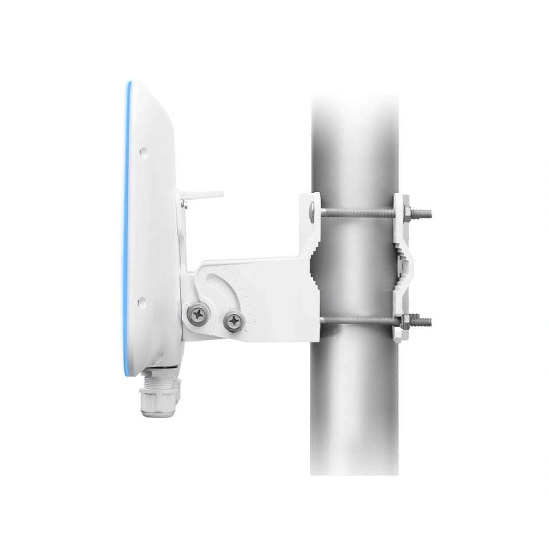 Instalación del punto de acceso WiFi exterior montado en poste metálico