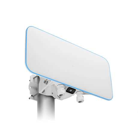 Vista superior del router WiFi exterior Ubiquiti montado sobre poste