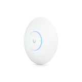 Ángulo tres cuartos del access point WiFi 6E Ubiquiti con aro de luz azul