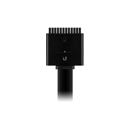 Vista frontal del alojamiento del conector negro con guía de orientación triangular, flecha de alineación y logotipo Ubiquiti