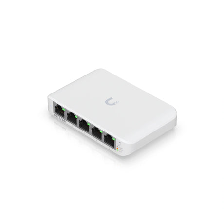 Ángulo alto del switch de red blanco con cinco puertos negros iluminados por LEDs verdes sobre fondo limpio