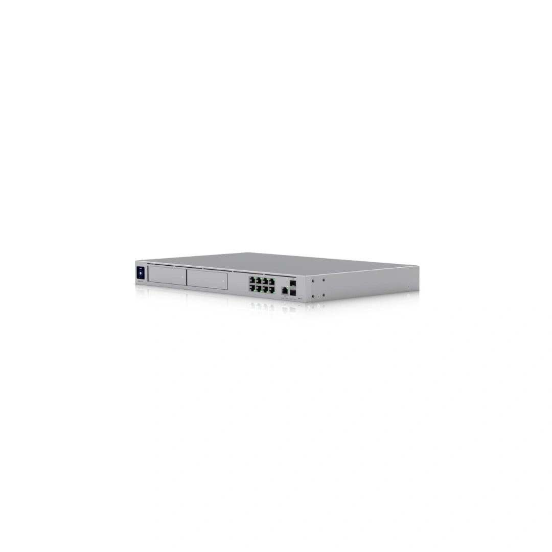 Ángulo lateral del firewall compacto plateado mostrando orejas de montaje en rack y disposición de puertos