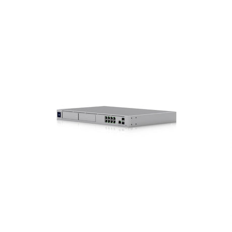 Ángulo lateral del firewall compacto plateado mostrando orejas de montaje en rack y disposición de puertos