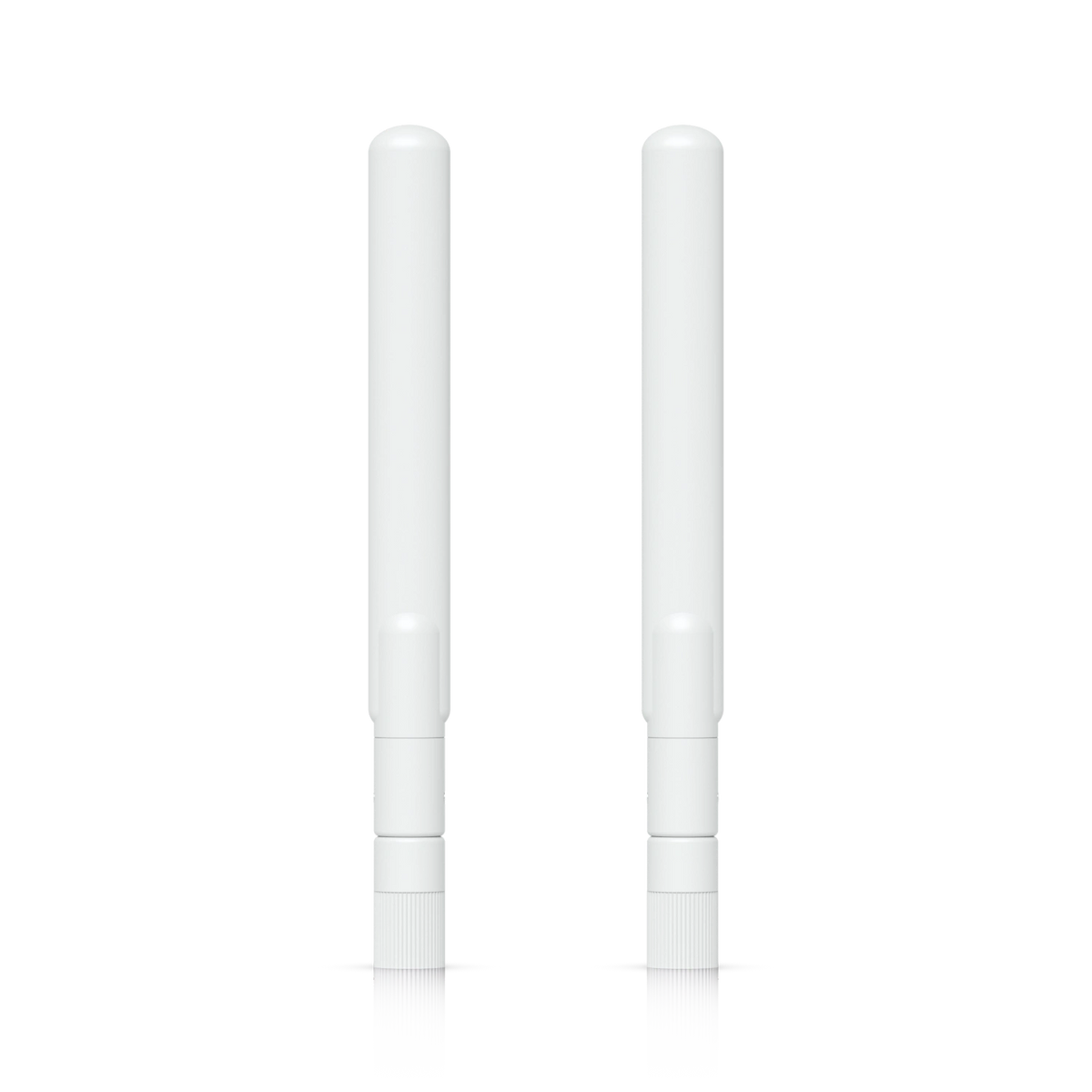 Dos antenas blancas cilíndricas Ubiquiti sobre superficie blanca, con acabado mate y base roscada para montaje exterior.