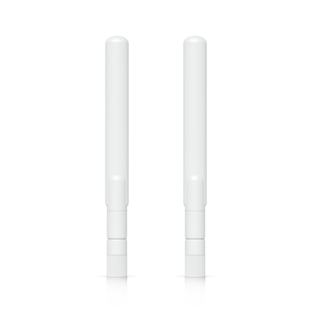Dos antenas blancas cilíndricas Ubiquiti sobre superficie blanca, con acabado mate y base roscada para montaje exterior.