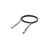 Cable de cobre negro SFP28 enrollado con conectores grises metálicos y etiquetas blancas sobre fondo blanco
