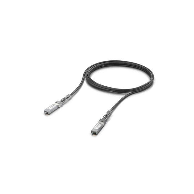 Cable de cobre negro SFP28 enrollado con conectores grises metálicos y etiquetas blancas sobre fondo blanco