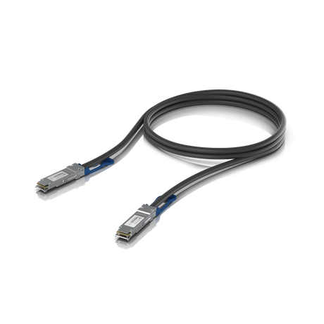 Cable DAC negro enrollado con conectores QSFP28 y pestillos azules sobre fondo blanco