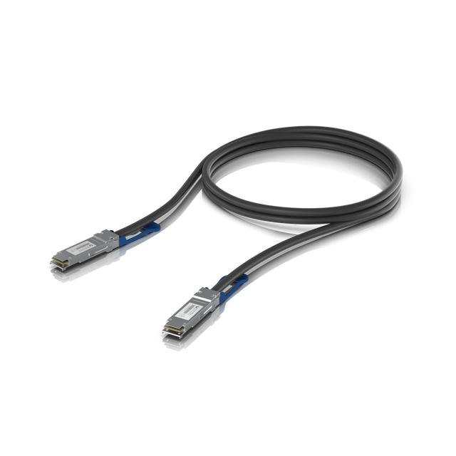 Cable DAC negro enrollado con conectores QSFP28 y pestillos azules sobre fondo blanco