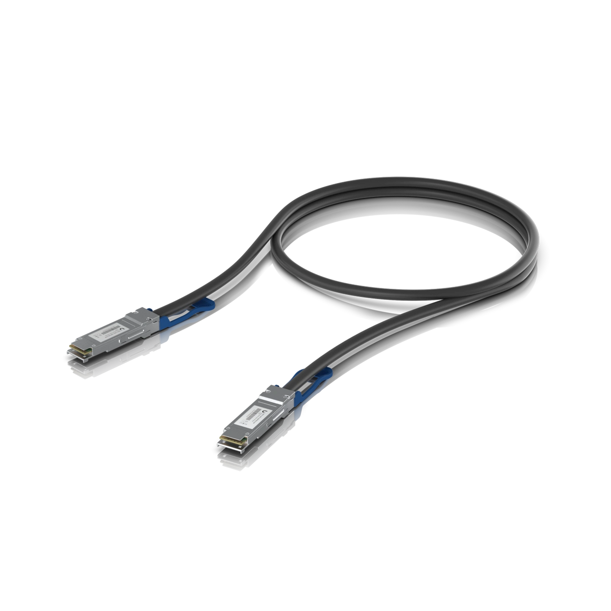 Cable DAC QSFP28 de cobre negro con conectores metálicos y contactos dorados para redes de 100Gbps