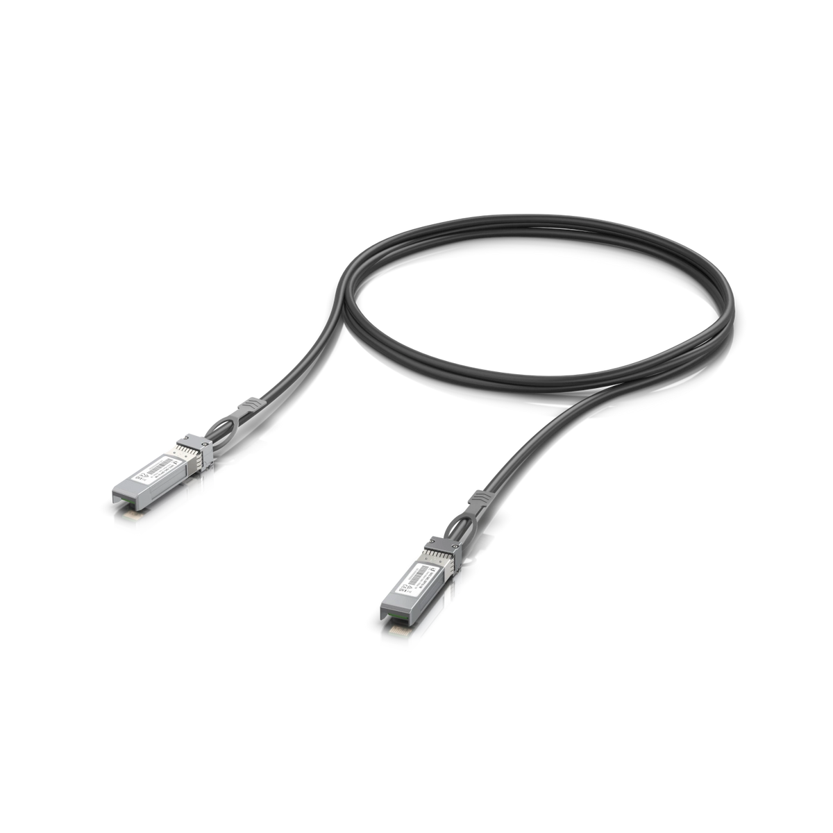 Cable DAC SFP+ de cobre negro enrollado con conectores metálicos plateados y etiquetas blancas