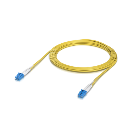 Cable amarillo enrollado con conectores azules LC y protección blanca
