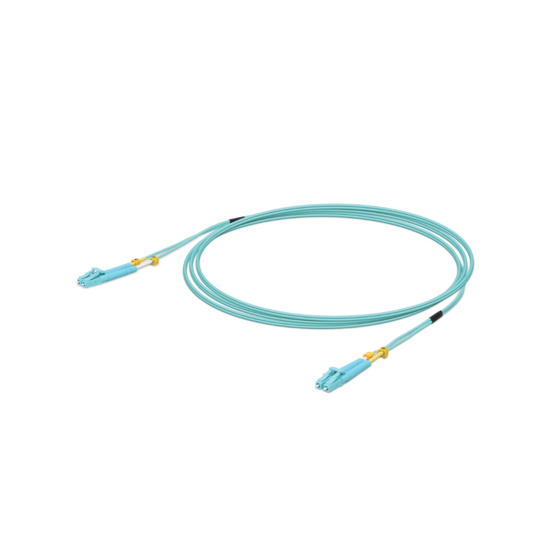 Cable de fibra óptica azul claro OM3 con conectores LC y protectores amarillos enrollado sobre fondo blanco