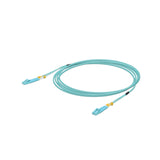 Cable de fibra óptica azul OM3 enrollado con conectores LC y fundas amarillas sobre fondo blanco