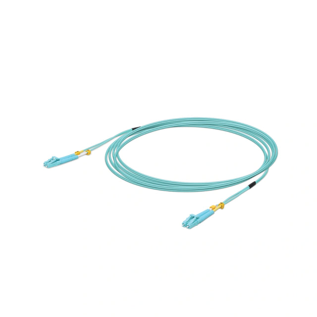 Cable de fibra óptica azul OM3 enrollado con conectores LC y fundas amarillas sobre fondo blanco