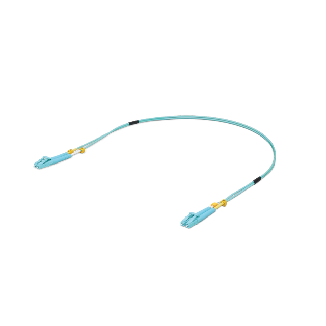 Cable de fibra óptica OM3 azul claro con conectores LC y fundas amarillas sobre fondo blanco