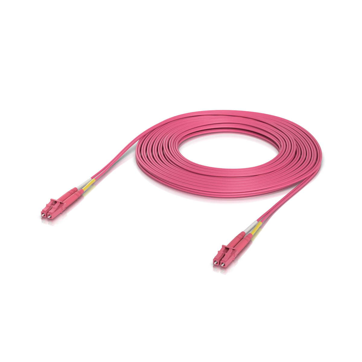 Cable de fibra óptica OM4 rosa enrollado con conectores LC y protección amarilla sobre fondo blanco