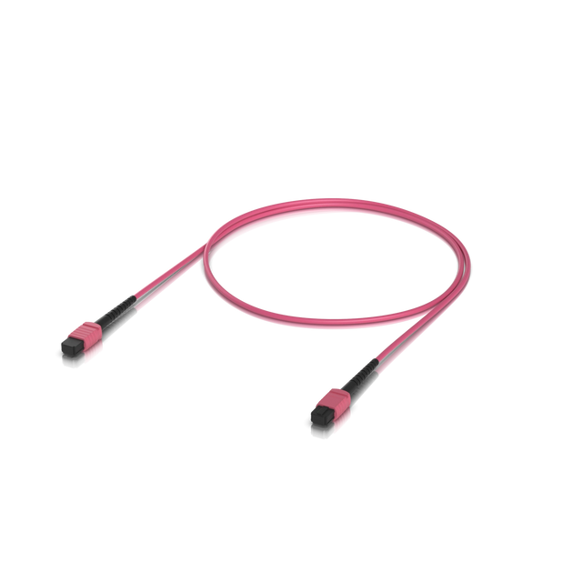 Cable de fibra óptica rosa OM4 MPO-12 con conectores negros y enganches rosados sobre fondo blanco