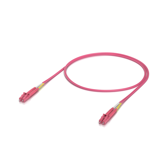 Cable de salto fibra óptica OM4 rosa con conectores LC y fundas amarillas sobre fondo blanco