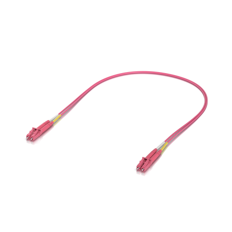 Cable de fibra óptica OM4 rosa con conectores LC metálicos y fundas amarillas sobre fondo blanco