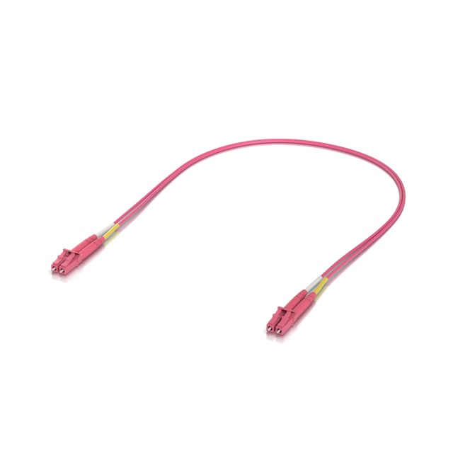 Cable de fibra óptica OM4 rosa con conectores LC metálicos y fundas amarillas sobre fondo blanco
