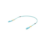 Cable UniFi flexionado mostrando conectores LC con marcas negras y acentos amarillos sobre superficie blanca