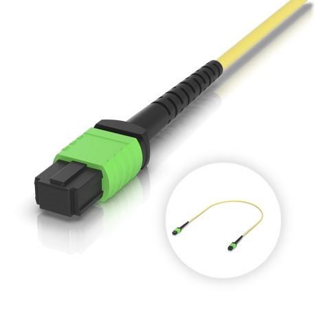 Cable patch amarillo MPO-12 APC con cuerpo negro y detalles verdes sobre fondo blanco