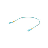 Cable patch azul curvado mostrando longitud completa, funda 2mm y conectores LC con acentos