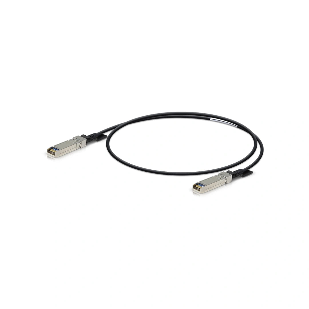 Cable de red Ubiquiti en círculo suelto mostrando terminales metálicos SFP+ y construcción de cobre