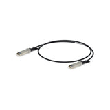 Cable de red Ubiquiti en círculo suelto mostrando terminales metálicos SFP+ y construcción de cobre