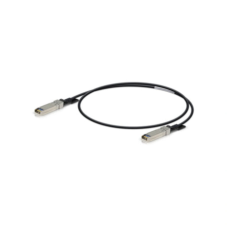 Cable de red Ubiquiti en círculo suelto mostrando terminales metálicos SFP+ y construcción de cobre